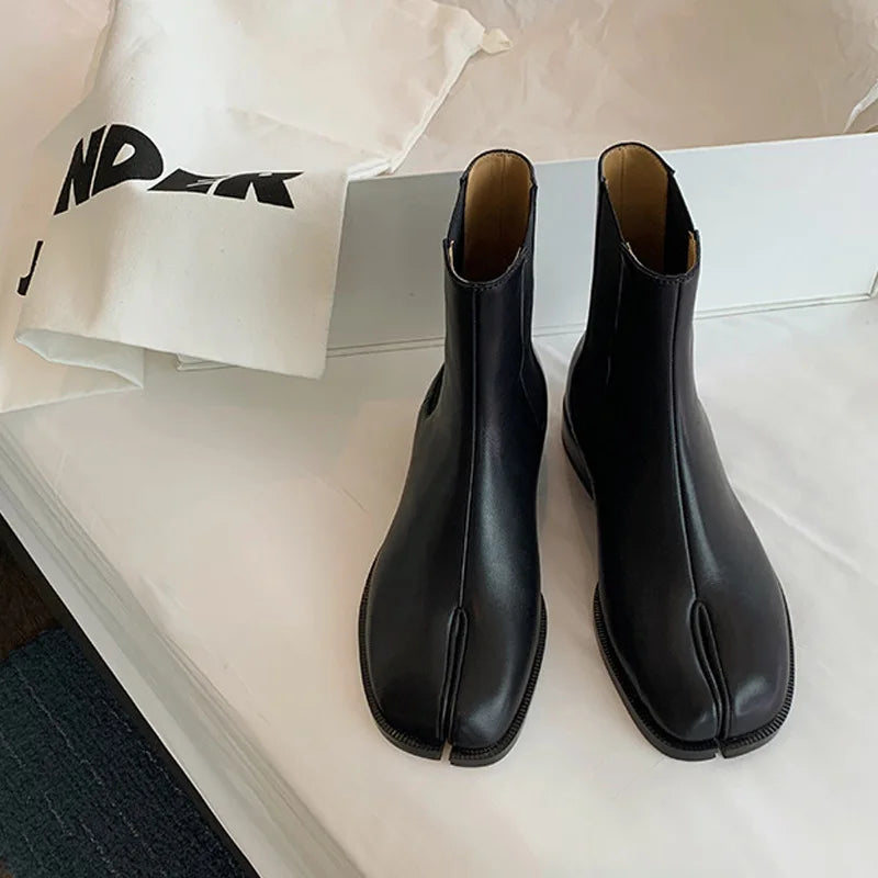 Arvella Tabi split toe Boots